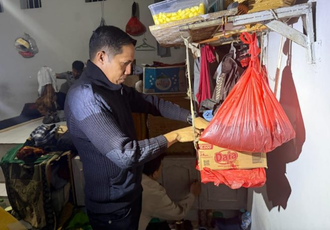 					Petugas Gabungan Geledah Blok Hunian Warga Binaan Lapas Parepare. (Foto: Istimewa)