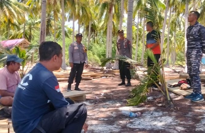 					Polisi Bersama Warga Setempat Lakukan Pencarian Nelayan Hilang di Laut. (Foto: Istimewa)