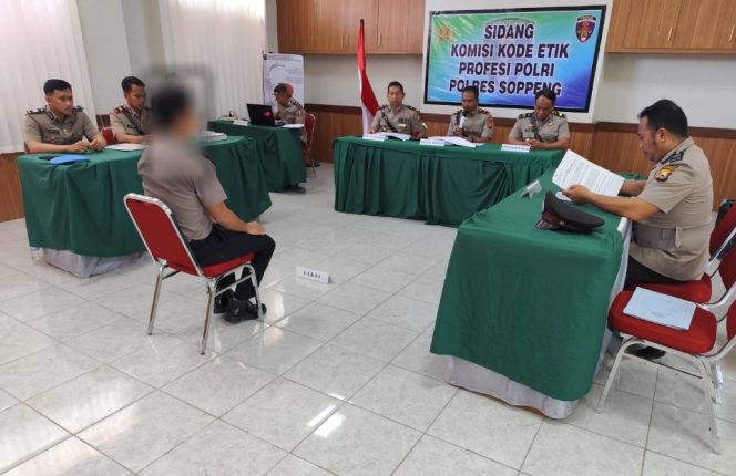 					Sidang Etik Oknum Anggota Polres Soppeng di Rutan Jeneponto. (Foto: Istimewa)