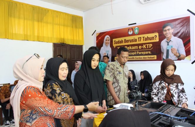 					Pelaksanaan Perekaman Data Siswa-siswi di Kantor Disdukcapil Parepare. (Foto: Berita.News/ Wahyu)