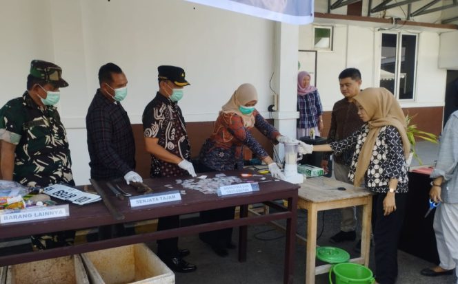 					Pemusnahan Barang Bukti dari 32 Perkara yang Telah Diputus dan Berkekuatan Hukum Tetap di Kejari Sinjai. (Foto: Istimewa)