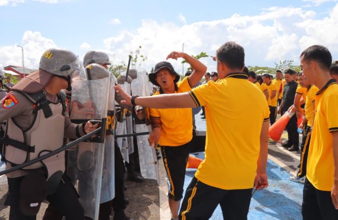 					Personel Polres Bulukumba Simulasi Pengamanan Aksi Demo Ricuh. (Foto: Istimewa)