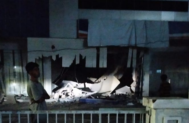 					Gedung BRI Unit Sangiasseri, Kecamatan Sinjai Selatan Roboh pada Dini Hari. (Foto: Istimewa)