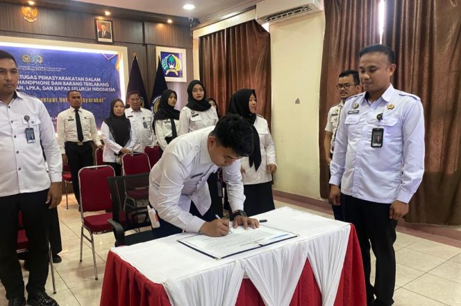 					Penandatanganan Komitmen Bersama Petugas Pemasyarakatan di Rutan Pinrang yang Digelar Serentak di Seluruh Indonesia. (Foto: Istimewa)