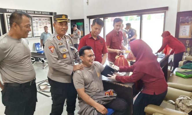 					Personel Polres Sinjai Donor Darah Dalam Rangka HUT Humas Polri. (Foto: Istimewa)