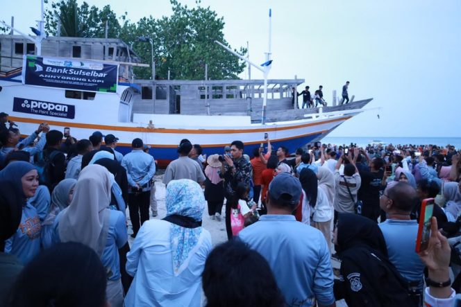 					Tradisi Annyorong Lopi Warnai Pembukaan Festival Pinisi Bulukumba XV 2025