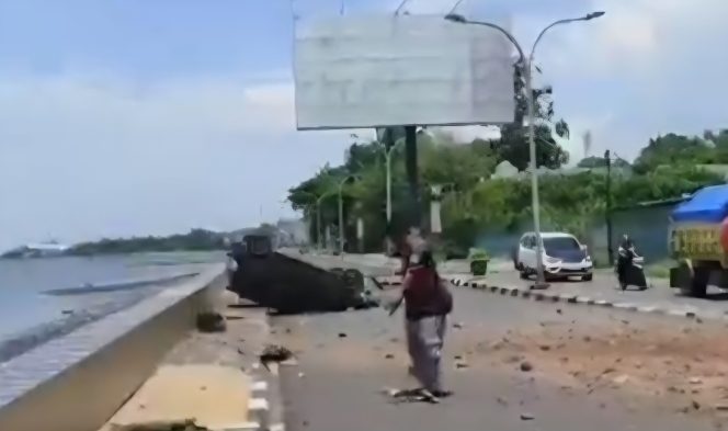 					Kondisi Mobil Masih Terguling Sebelum Dilakukan Evakuasi. (Foto: Berita.News/ Tangkapan Layar)