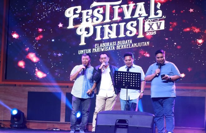 					Warga Bulukumba Tumpah Ruah di Festival Pinisi, Tokoh Nasional AIA Nyanyi Bareng Para Kepala Daerah