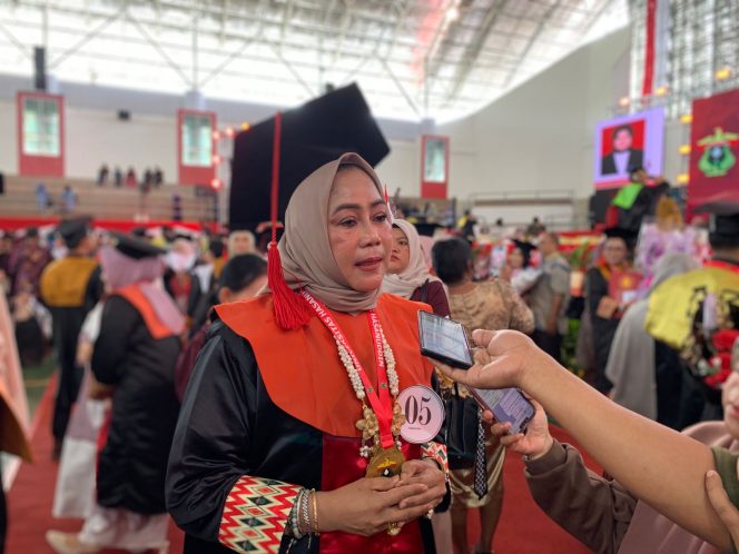 					Kepala Dinas Perindagkop dan UKM Dr. Hasriyani, SH,. MM wisuda program doktoral di Universitas Hasanuddin (dok)