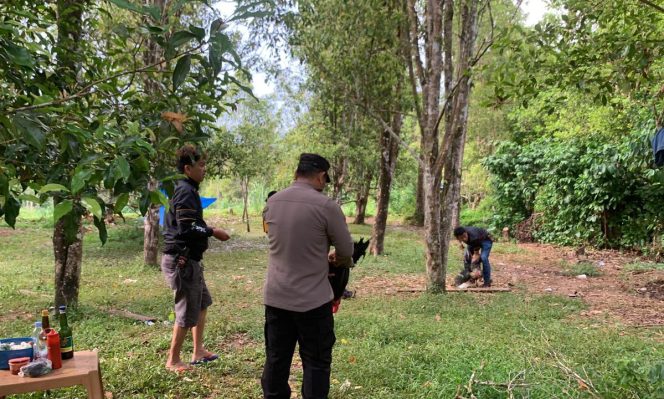 					Kapolsek Sinjai Selatan Iptu Anwar Bersama Tim Resmob Polres Mengamankan Barang Bukti. (Foto: Istimewa)
