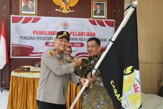 					Kapolres Sinjai AKBP Harry Azhar Menyerahkan Bendera Pataka Persatuan Purnawirawan Polri ke Ketua Terpilih. (Foto: Istimewa)