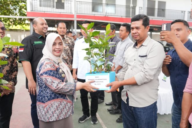 					Petani Sinjai Sumringah! Bupati Ratnawati Bagi-Bagi Traktor, Bibit Kopi, dan Benih Jagung untuk Dongkrak Panen