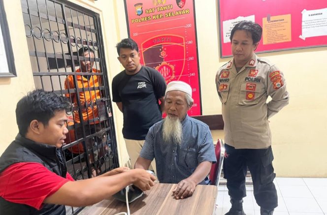					Mantan Kades Latondu Saat Menjalani Pemeriksaan di Unit Tipidkor Polres Selayar. (Foto: Istimewa)