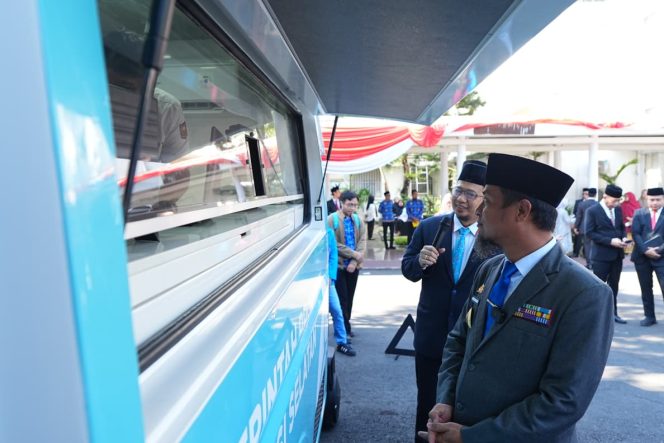 					Gubernur Andi Sudirman launching mesin pencetak KTP mobile pertama di Sulsel (dok)