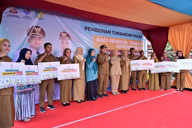 					pemerintah Kota Makassar menyerahkan tunjangan khusus untuk para Tenaga Pendidik dan Kesehatan yang bertugas di Wilayah Kepulauan di Kota Makassar (dok)