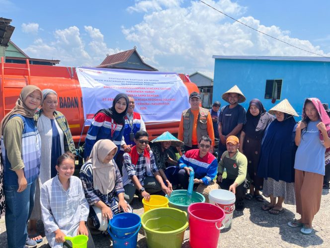 					Tim Pertamina Patra Niaga Sulawesi saat salurkan bantuan Air Bersih di Kabupaten Maros (dok)