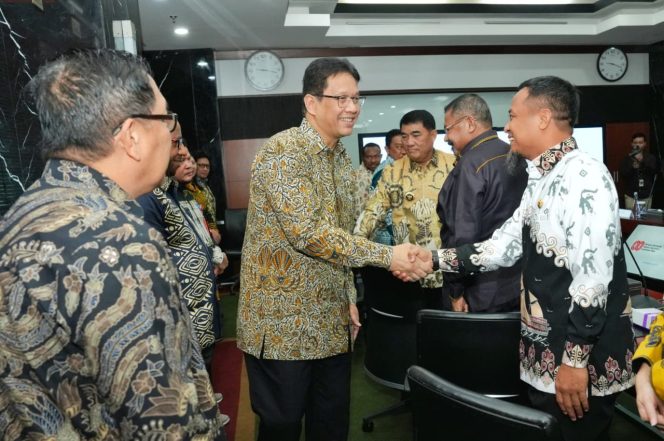 					Gubernur Sulsel Andi Sudirman Sulaiman saat menghadiri pertemuan dengan Menteri Keuangan RI Purbaya (dok)