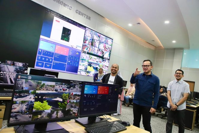 					Wamendagri Bima Arya saat sambangi Command Center Dinas Kominfo Makassar (dok)