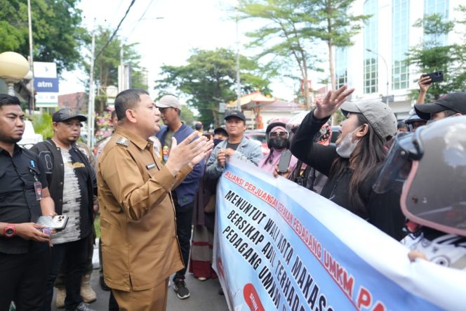 					Wali Kota Makassar Munafri Arifuddin saat menemui peserta unjuk rasa pedagang kaki lima di Losari (dok)