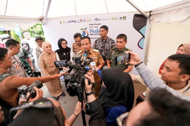 					Gubernur Sulsel Andi Sudirman saat membuka Gerakan Pangan Murah (GPM) serentak di 24 Kabupaten dan Kota (dok)