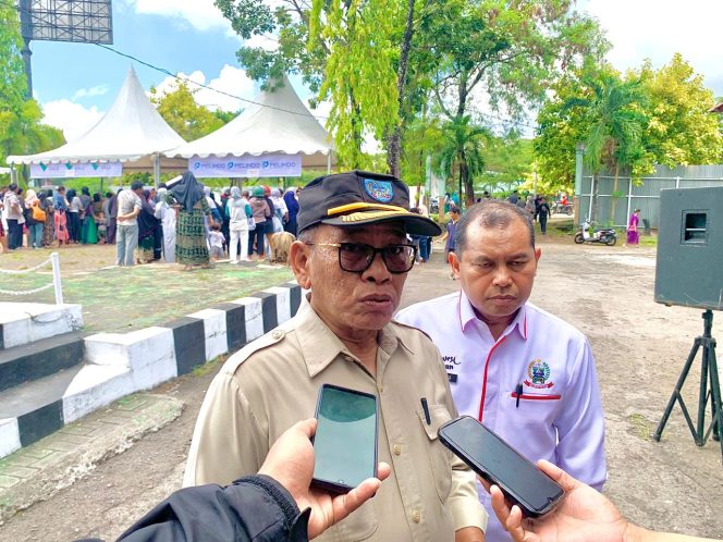 					Asisten 1 Ichsan Mustari didampingi Kepala Dinas Ketenagakerjaan dan Transmigrasi Provinsi Jayadi usai pembukaan pasar murah jelang HUT Sulsel ke 356 (dok)