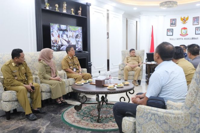 					Kepala Kesbangpol Makassar mendampingi wali kota menerima audiensi Tim Densus 88 (dok)