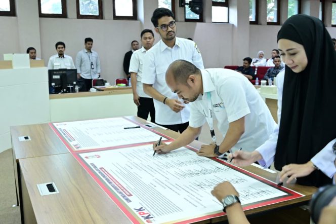 					Kepala Dinas Kominfo Makassar Muhammad Roem saat menandatangani Pakta Integritas Anti Korupsi (dok)