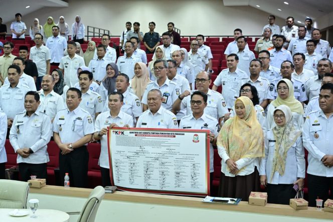 					Kepala Kesbangpol Makassar Fathur Rahim bersama jajaran Pimpinan SKPD Makassar saat penandatanganan Pakta Integritas Anti Korupsi (dok)