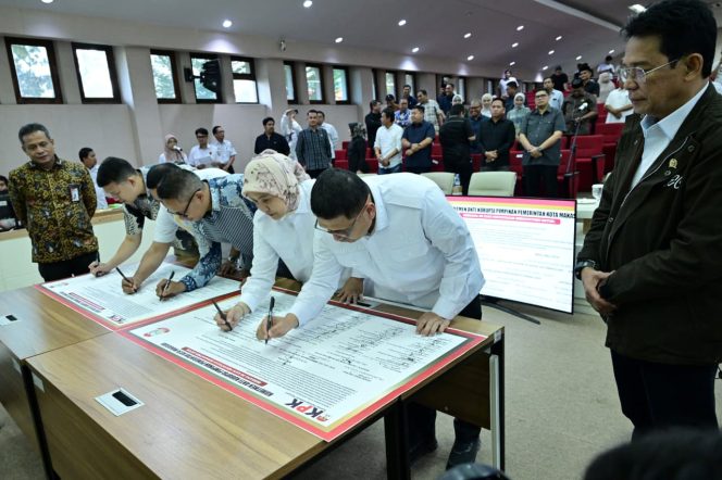 					Wali Kota dan Wakil Wali Kota Makassar Munafri Arifuddin - Aliyah Mustika Ilham saat menandatangani Pakta Integritas Anti Korupsi disaksikan Wakil Ketua KPK Johanis Tanak (dok)