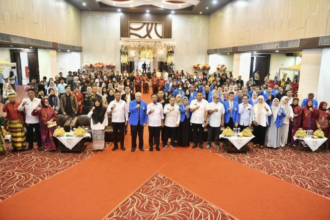 					Gubernur Sulsel Andi Sudirman buka Job Fair Disnakertrans Pemprov di kampus UNIFA (dok)