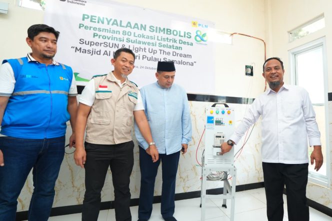 					Gubernur Andi Sudirman melakukan proses peresmian listrik SuperSUN di Pulau Samalona Makassar (dok)