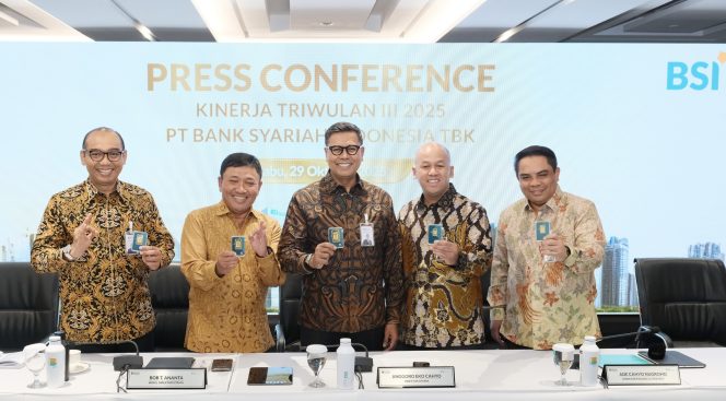 					Penyampaian kinerja Triwulan III BSI disampaikan oleh Direktur Utama BSI Anggoro Eko Cahyo (tengah), Direktur Risk Management Grandhis H.Harumansyah (paling kiri), Wakil Direktur Utama Bob T.Ananta (dua dari kiri), Direktur Finance & Strategy Ade Cahyo Nugroho (empat dari kiri), Direktur Sales & Distribution Anton Sukarna (paling kanan) di Kantor Pusat BSI (29/10). (Dok)