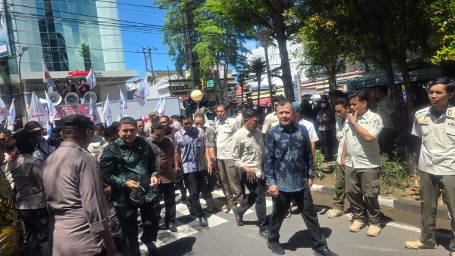 					Wali Kota Makassar Munafri saat menemui demonstran buruh di Balai Kota didampingi pejabat Pemkot, terlihat Kepala Kesbangpol Fathur Rahim (dok)