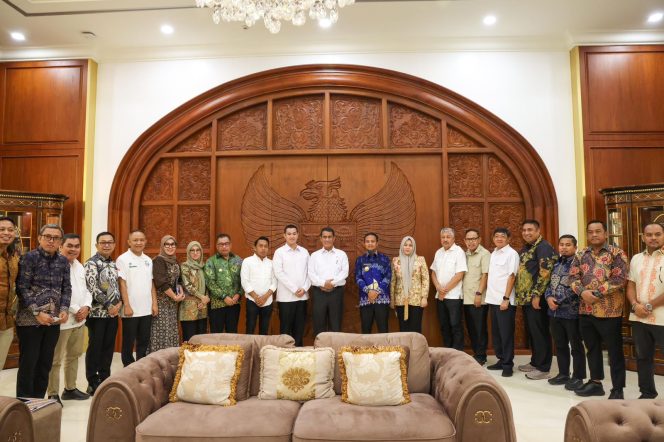 					Gubernur dan Wakil Gubernur Sulsel bersama Para Kepala daerah se-Sulsel saat audiensi dengan Menteri Pertanian (Mentan) Andi Amran Sulaiman (dok)