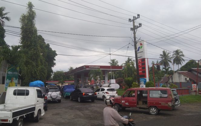 					Antrean Panjang di SPBU 74.926.01 Biringere, Kecamatan Sinjai Utara. (Foto: Berita.News)