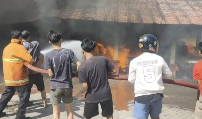 					Personel Damkar Bersama Warga Berjibaku Memadamkan Api yang Membakar Empat Randis. (Foto: Istimewa)