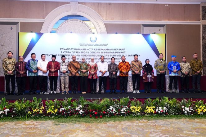 					Gubernur Sulawesi Selatan Andi Sudirman Sulaiman menghadiri penandatanganan Nota Kesepahaman Bersama antara Kementerian Energi dan Sumber Daya Mineral (ESDM) Direktorat Jenderal Minyak dan Gas Bumi dengan 15 pemerintah kabupaten/kota di Jakarta (dok)