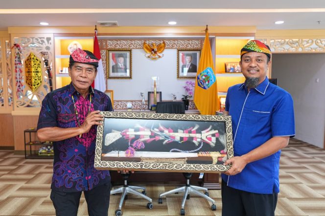 					Gubernur Sulsel Andi Sudirman bersama Gubernur Kalimantan Utara (dok)