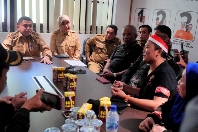 					Kepala Kesbangpol Fathur Rahim saat mendampingi Wali Kota dan Wakil Wali Kota menerima peserta aksi penolakan pembangunan PLTSa Tamalanrea (dok)