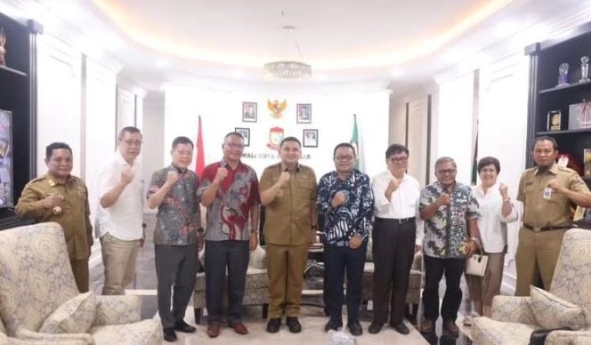 					Kepala Kesbangpol Makassar Fathur Rahim mendampingi Wali Kota Munafri Arifuddin menerima audiensi Katedral Keuskupan Agung Makassar (dok)