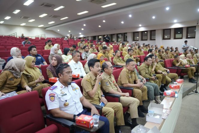 					Kepala Kesbangpol Makassar Fathur Rahim duduk di jajaran kursi paling depan dengarkan arahan Wali Kota Munafri di Rakor HUT Kota Makassar (dok)