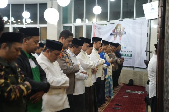					Wali Kota dan Wakil Wali Kota Makassar Munafri Arifuddin Hadiri Sholawat dan Dzikir bersama rangkaian Hari Santri 2025 (dok)