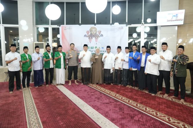 					Dzikir dan Doa Bersama Untuk Indonesia Rangkaian Hari Santri 2025 di Masjid Amirul Mukminin dihadiri Wali Kota dan Wakil Wali Kota Makassar didampingi Kepala Kesbangpol Fathur Rahim (dok)