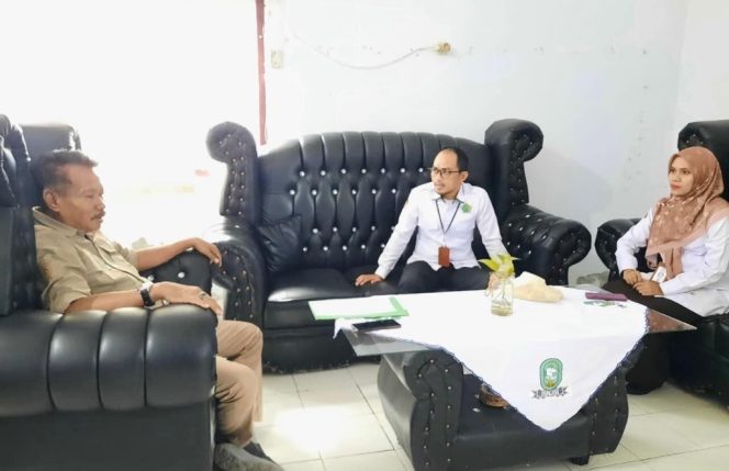 					Tim JPH Kemenag H. Rusydi, Hadrania, dan Jumaliah Melakukan Koordinasi untuk Mendorong Percepatan Pengurusan Sertifikat Halal ke DPKH Sinjai. (Foto: Istimewa)