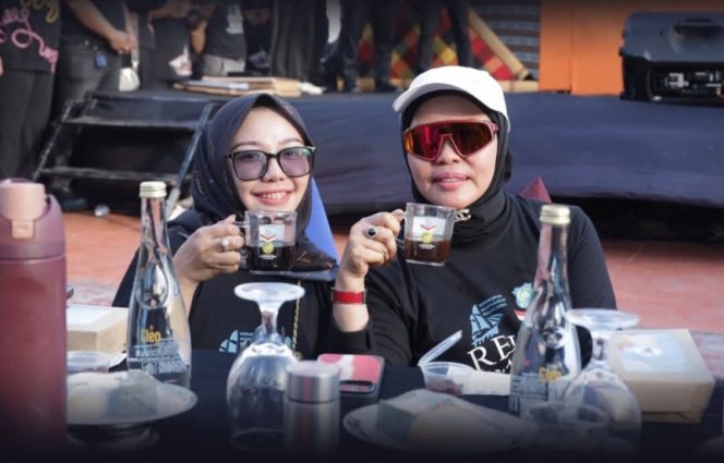 					Bulukumba Pecahkan Rekor MURI Minum Kopi, Pimpinan DPRD Hadir Meriahkan Festival Pinisi XV