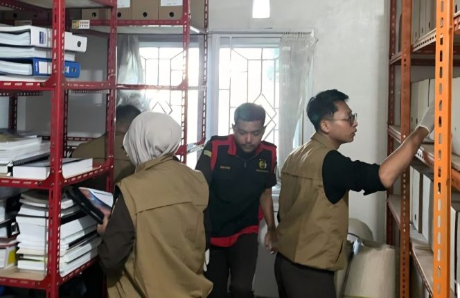 					Tim Penyidik Kejari Sinjai saat Geledah Kantor Balai di Kota Makassar. (Foto: Ilustrasi/ Istimewa)