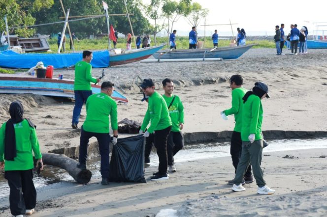 					DLHK Bulukumba Inisiasi Aksi Bersih Pantai Merpati, Kumpulkan 3,9 Ton Sampah