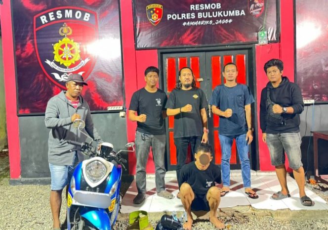 					DTN Terduga Pelaku Pencurian di Rumah Kosong Tak Berkutik Saat Tiba di Posko Resmob Polres Bulukumba. (Foto: Istimewa)