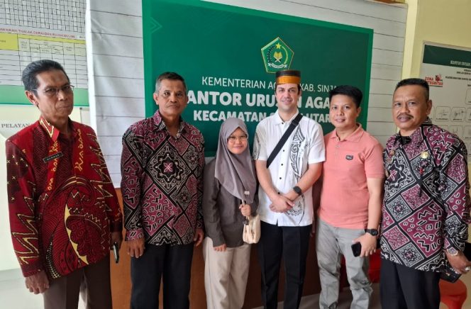 					Chrhist Clarac dan Hesti Febrianti Usai Mengikuti Bimbingan Pernikahan di KUA Sinjai Utara. (Foto: Istimewa)