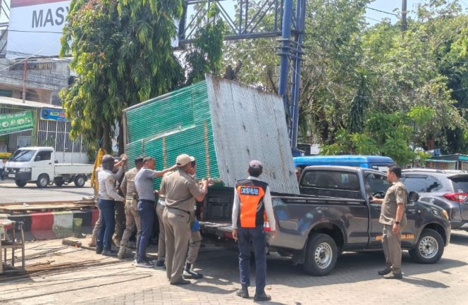 					Tim Gabungan Pemkab Sinjai Menertibkan Sejumlah Lapak atau Box Pedagang yang Menggunakan Area Parkir Kendaraan di Pasar Sentral. (Foto: Istimewa)